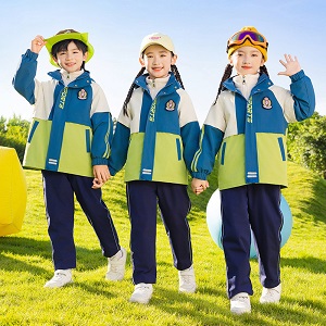 為什么學校會選擇沖鋒衣作為校服？