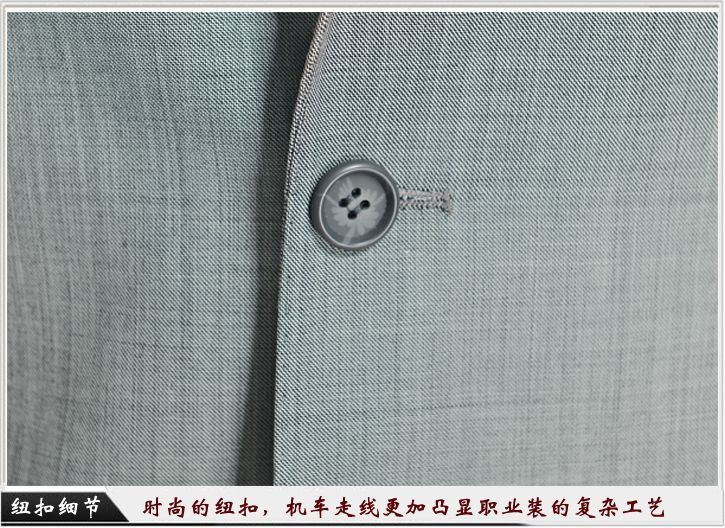 灰色平駁頭一?？勐殬I(yè)裝定制-紐扣細(xì)節(jié)展示，經(jīng)典的平駁頭衣領(lǐng)